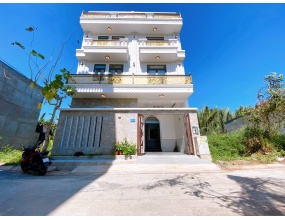 Nhà đẹp rộng rãi có sân vườn phía sau giá cực tốt nha anh chij em
